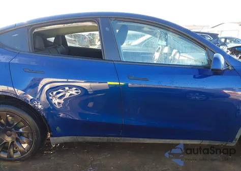 2024 Tesla Model Y Long Range Dual Motor All-Wheel Drive z USA, uszkodzony, nr VIN 7SAYGDEEXRA283953